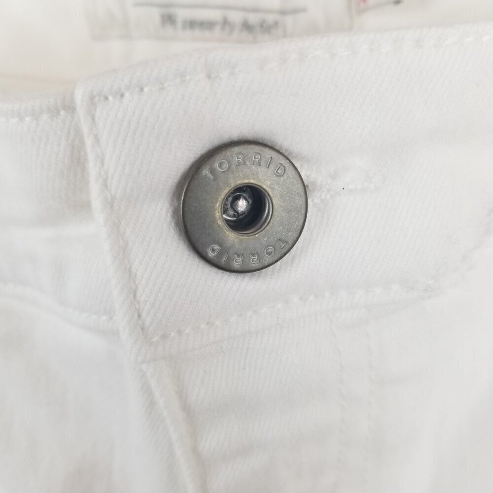 Torrid Women's Boyfriend White Jeans with Distressing Sz 22XT - Picture 7 of 9